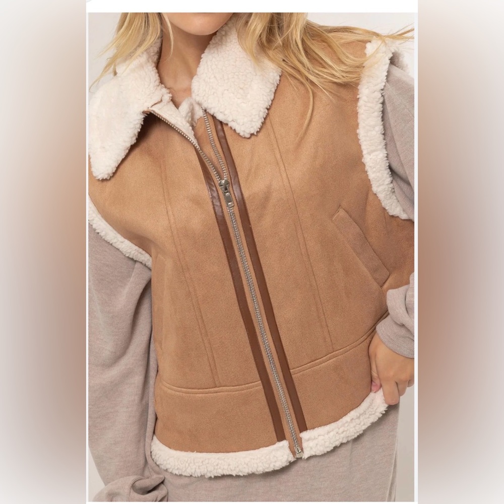 Women's Tan Shearling Vest. Size small . NWT